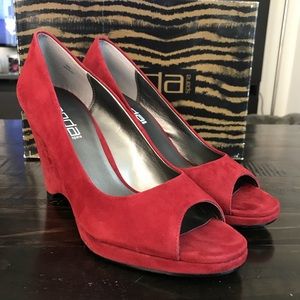 NWT Moda Spana suede wedge